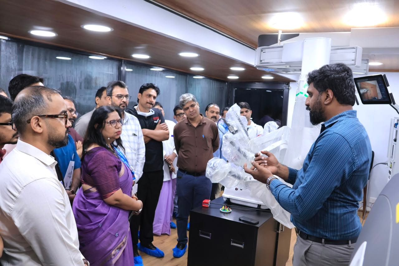 बीएमएचआरसी में रोबोटिक सर्जरी की दस्तक,मोबाइल सेंटर में सर्जनों ने लिया तकनीक का व्यावहारिक अनुभव